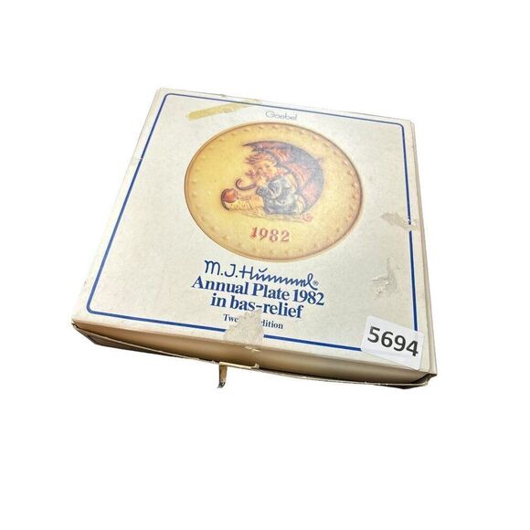 M.J. Hummel Goebel Annual Plate 1982 Bas-Relief Twelfth Edition Collectible - Picture 10 of 10